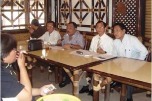 Jumpa pers Ketua Forum DAS (Daerah Aliran Sungai) Citarum, Eka Santosa melakukan jumpa pers dengan  45 pewarta elektronik dan cetak di RM Riung Sari, Bandung, Kamis (30/1/2014). 